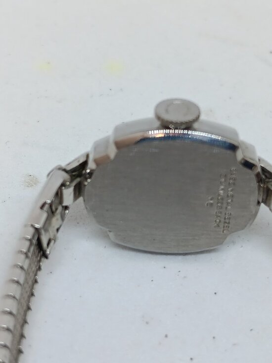 VINTAGE 1965 Caravelle Women\'s 16 mm x 18 mm Manual Wind Silver Tone Watch